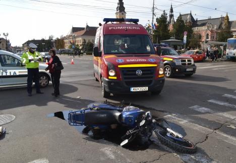 Accident în centru: Un motociclist a intrat din plin într-un Matiz care a trecut pe galben (FOTO)