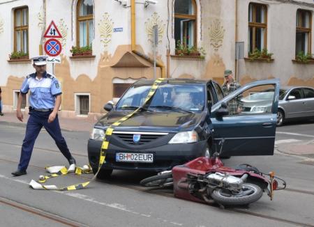 Accident pe strada Primăriei: Un instructor auto a lovit un mopedist (FOTO)