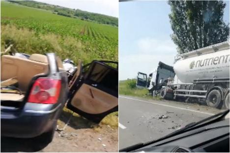 Accident mortal în Bihor: Un tânăr de 29 de ani a murit după ce, la volanul unui Volkswagen, a depăşit neregulamentar şi a izbit un TIR (VIDEO)