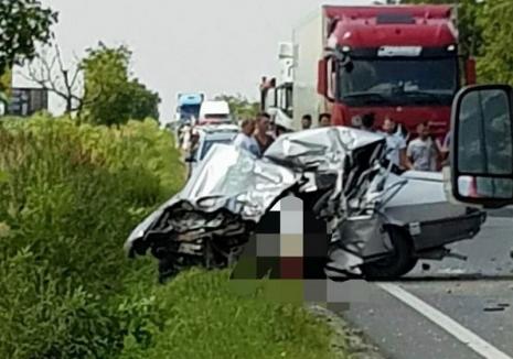 Accident mortal pe DN 79, în apropiere de Aeroportul Oradea: O Dacie s-a lovit de un TIR, trafic blocat!