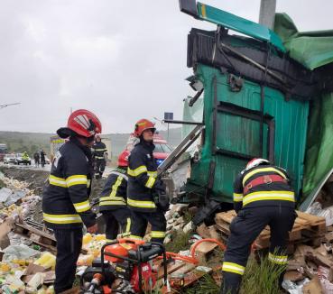 Un șofer de TIR din Bihor a murit într-un grav accident pe DN 1. Camionul era încărcat cu sucuri (VIDEO)