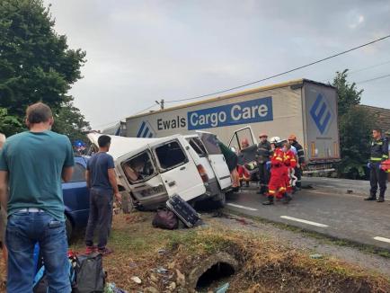 Accident teribil în Uileacu de Criş, cu doi morţi şi şapte răniţi. Impact frontal între un TIR şi un microbuz (FOTO / VIDEO)