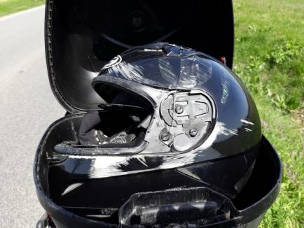 Sezonul moto s-a deschis cu un accident grav: Un tânăr motociclist a ajuns în comă, după ce a fost lovit de braţul unui utilaj pe DN 79 (FOTO)