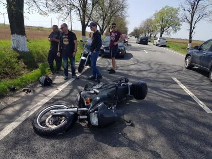 Sezonul moto s-a deschis cu un accident grav: Un tânăr motociclist a ajuns în comă, după ce a fost lovit de braţul unui utilaj pe DN 79 (FOTO)
