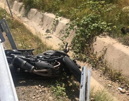 Un tânăr motociclist s-a izbit de un parapet în Şinteu şi a fost grav rănit. A fost preluat de elicopterul SMURD (FOTO)