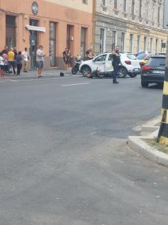 Accident în centrul Oradiei, între o motocicletă și un taxi. Motociclistul a fost dus la spital (FOTO)