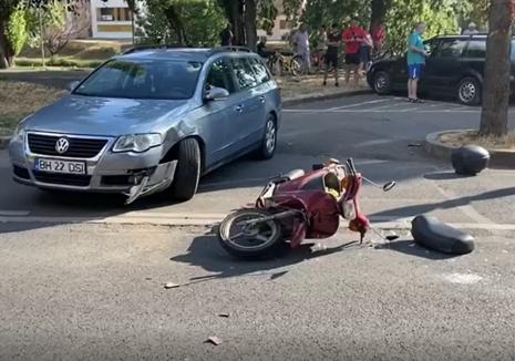 Accident cu mopedist în Oradea. Un bărbat a ajuns la spital (VIDEO)