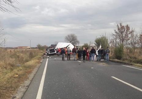 Accident grav pe DN 79, la ieşirea din Nojorid: O persoană a murit și două sunt rănite, după ce o camionetă și un autoturism s-au izbit, circulaţia este blocată