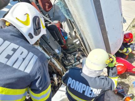 Accident între Nojorid şi Leş: Un şofer a intrat cu o camionetă într-un cap de pod. A rămas încarcerat (FOTO/VIDEO)