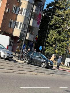 Accident între o ambulanță în misiune și o mașină, în Oradea (FOTO)