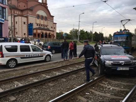 Accident în Nufărul: Duster ajuns pe liniile de tramvai, după ce a acroșat o Skoda (FOTO)