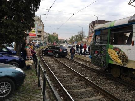 Accident în Nufărul: Duster ajuns pe liniile de tramvai, după ce a acroșat o Skoda (FOTO)