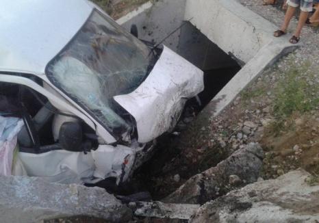 Poliţiștii şi medicii SMURD au fost chemaţi la accident, dar au găsit maşina goală. Șoferul a apărut beat, după 20 de minute (FOTO)