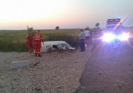 Poliţiștii şi medicii SMURD au fost chemaţi la accident, dar au găsit maşina goală. Șoferul a apărut beat, după 20 de minute (FOTO)