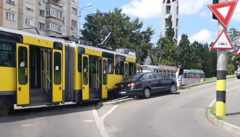 Volkswagen vs. Tatra: Maşină lovită de un tramvai, după ce un tânăr de 19 ani a ignorat indicatoarele rutiere (FOTO)