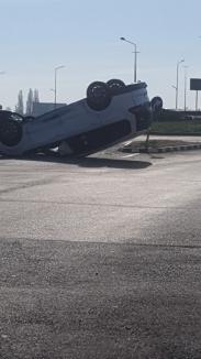 Accident în Oradea. O maşină s-a răsturnat în zona magazinului Auchan (FOTO)