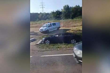O femeie a ajuns la spital după ce a intrat cu mașina într-un cap de pod, pe DN19, între Oradea și Biharia (VIDEO)