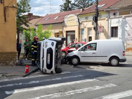 Accident cu trei mașini în centrul Oradiei: Una s-a răsturnat! (FOTO/VIDEO)