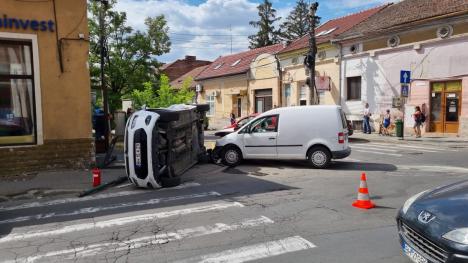 Accident cu trei mașini în centrul Oradiei: Una s-a răsturnat! (FOTO/VIDEO)