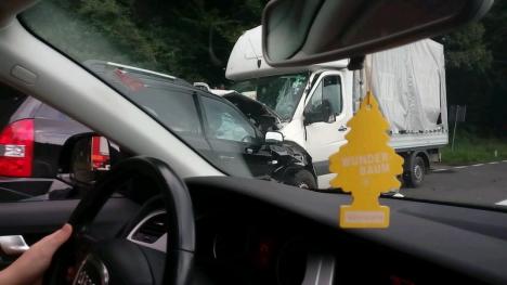 Accident grav între Cluj-Napoca şi Oradea: Şoferul unui SUV a decedat după ce a intrat pe contrasens şi a lovit o autoutilitată (FOTO)
