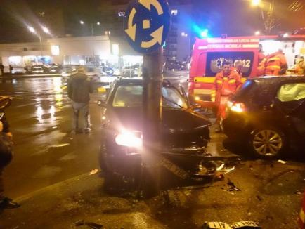 Accident cu două Golf-uri, în sensul giratoriu: O şoferiţă de 24 de ani din Israel a intrat pe sensul opus (FOTO)