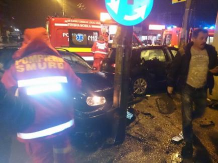 Accident cu două Golf-uri, în sensul giratoriu: O şoferiţă de 24 de ani din Israel a intrat pe sensul opus (FOTO)