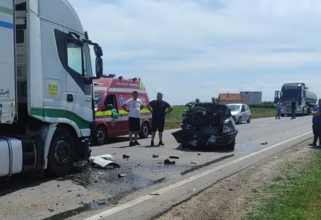 Accident cu trei maşini şi un camion la ieşire din Oradea. Trafic îngreunat (FOTO)