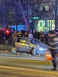 Accident spectaculos în Oradea: Două maşini s-au lovit, una a „aterizat” pe liniile de tramvai (FOTO / VIDEO)