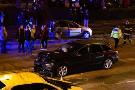 Accident spectaculos în Oradea: Două maşini s-au lovit, una a „aterizat” pe liniile de tramvai (FOTO / VIDEO)