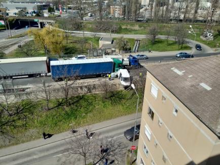 Accident în Oradea: un TIR a izbit o autoutilitară pe centură, un şofer al OTL a ajuns la spital (FOTO / VIDEO)