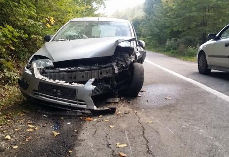 Un tânăr de 21 de ani, fără permis, a provocat un accident grav în Pădurea Neagră. Două persoane au ajuns la spital (FOTO)