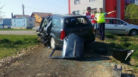 Accident la Paleu: O maşină a fost făcută zob, două persoane au rămas încarcerate (FOTO / VIDEO)