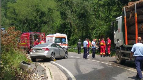 Accident la ieşirea din Peştiş: O persoană la spital, după ce un Volvo s-a lovit de un camion cu lemne (FOTO / VIDEO)