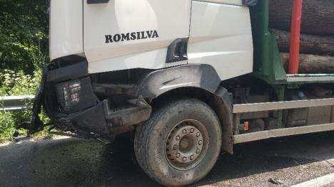 Accident la ieşirea din Peştiş: O persoană la spital, după ce un Volvo s-a lovit de un camion cu lemne (FOTO / VIDEO)