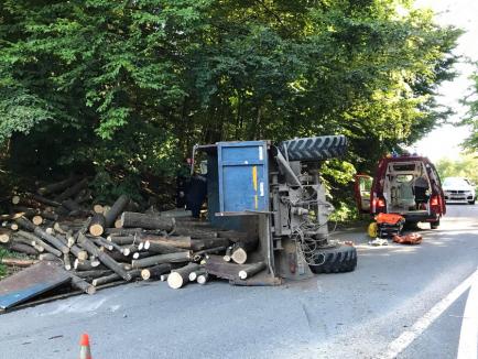 Accident lângă Pădurea Neagră. O camionetă cu lemne s-a răsturnat, şoferul a rămas încarcerat (FOTO)