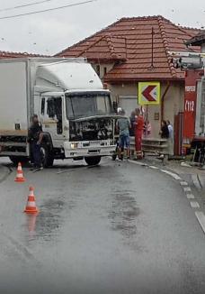 Pază cu arma la un accident din Bihor: Un camion cu transport special s-a lovit cu un autoturism în Petrileni (FOTO)