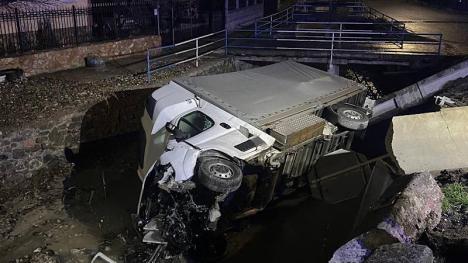 Accident pe DN 1, în Bihor: A căzut cu mașina de pe pod! (FOTO)