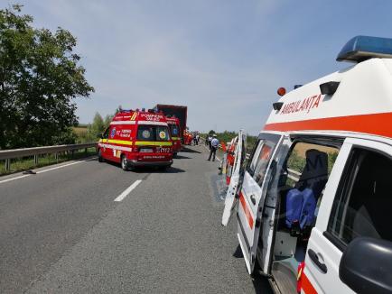 Accident cu 5 victime pe DN 19, lângă Carei: Răniții erau într-un microbuz din Bihor, lovit frontal de un TIR (FOTO / VIDEO)