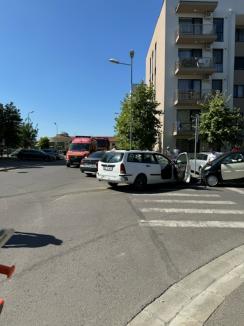 Accident cu trei mașini, în cartierul Prima Universității din Oradea. Locatarii au cerut în zadar limitatoare de viteză (FOTO)