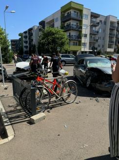 Accident cu trei mașini, în cartierul Prima Universității din Oradea. Locatarii au cerut în zadar limitatoare de viteză (FOTO)