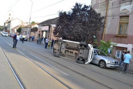 Accident pe strada Primăriei: Un taxi s-a răsturnat, o femeie însărcinată a fost dusă la spital (FOTO / VIDEO)