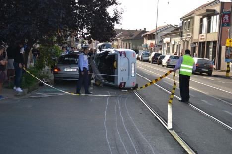 Accident pe strada Primăriei: Un taxi s-a răsturnat, o femeie însărcinată a fost dusă la spital (FOTO / VIDEO)