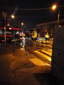 Accident mortal în Oradea, pe Calea Clujului: șoferul unei dubițe a trecut pe roșu și a intrat într-un autobuz (FOTO)