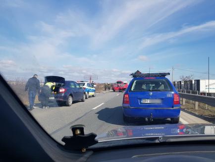 Accidentul de lângă Roşiori s-a produs după ce şoferul unei Dacia a frânat pentru a acorda prioritate unei ambulanţe