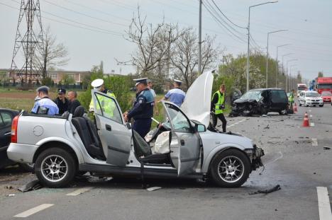 Accident grav pe Borşului, cu trei autoturisme! Două persoane sunt încarcerate, în stare foarte gravă (FOTO / VIDEO)