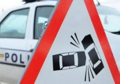 Un tânăr din Bihor, fără permis şi cu o maşină neînmatriculată, a provocat un accident rutier şi a fugit