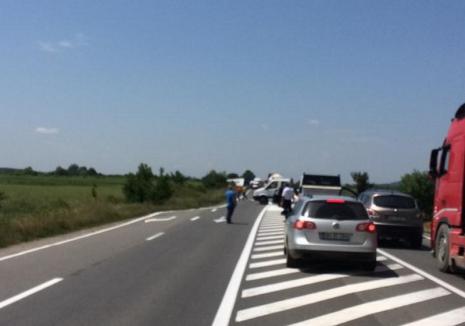 Accident la Săcădat: O persoană a fost rănită grav după ce o Dacia Solenza s-a lovit de un TIR (FOTO)