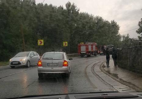 Două accidente cu 7 victime, în mai puţin de jumătate de oră, pe DN19 între Săcueni şi Diosig: Şoferii au derapat din cauza vitezei şi a ploii (FOTO)