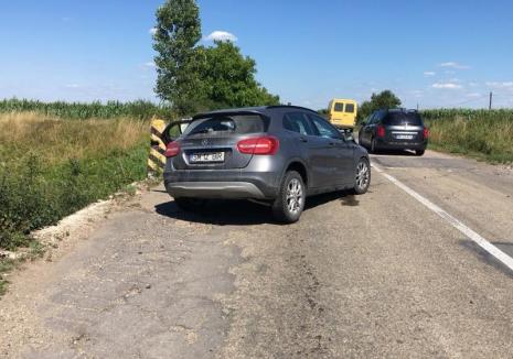 Un Mercedes a intrat într-un cap de pod lângă Sălard. Două persoane au fost rănite (FOTO)