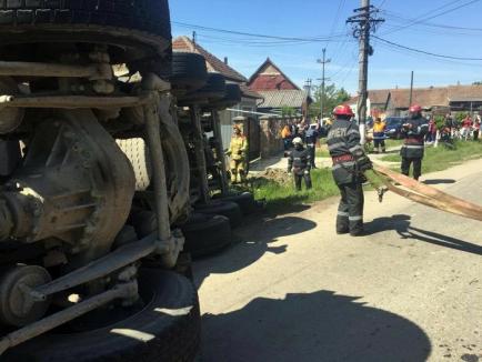 Accident grav între Salonta şi Tinca: O autobasculantă încărcată cu pietriş s-a răsturnat peste pietoni! (FOTO)